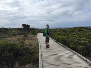 Andy在澳洲遊山玩水，走著木板橋感受大自然