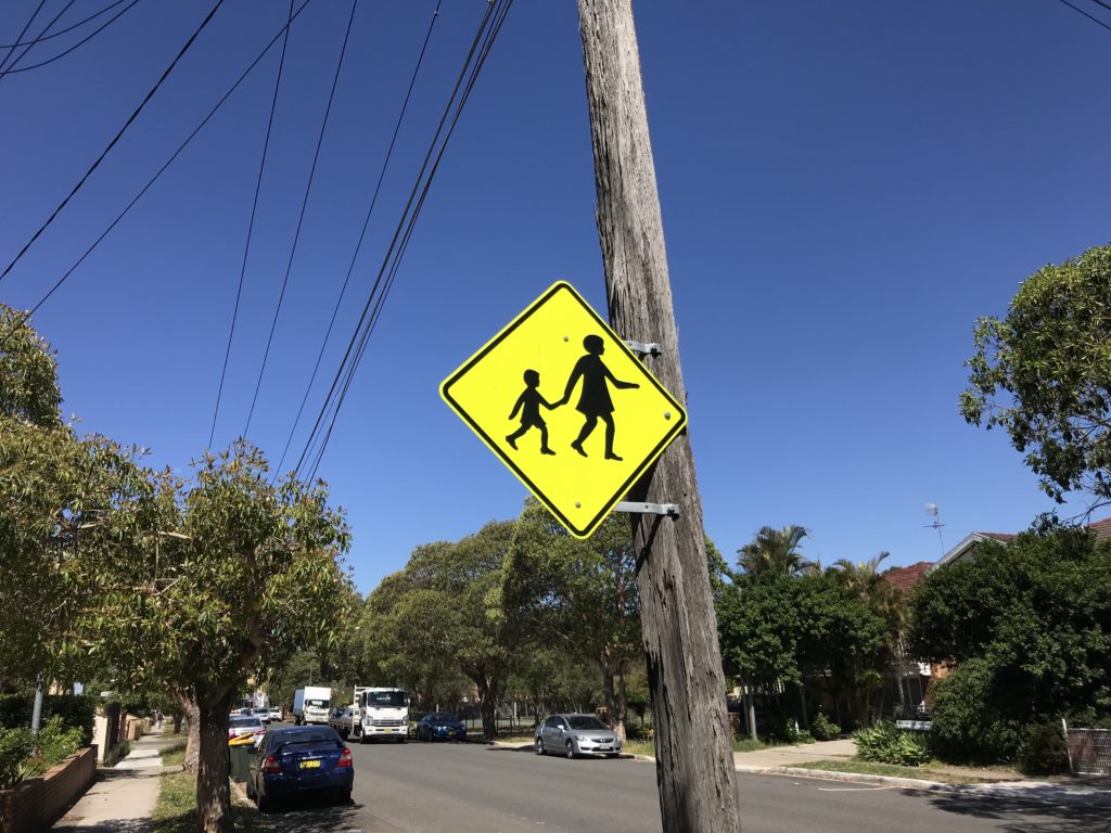 澳洲學校附近的馬路-提示車輛有兒童橫過馬路